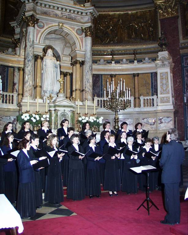 A Martfû Vrosi Nõi Kar jtkonysgi koncertje a budapesti Bazilikban, 2000